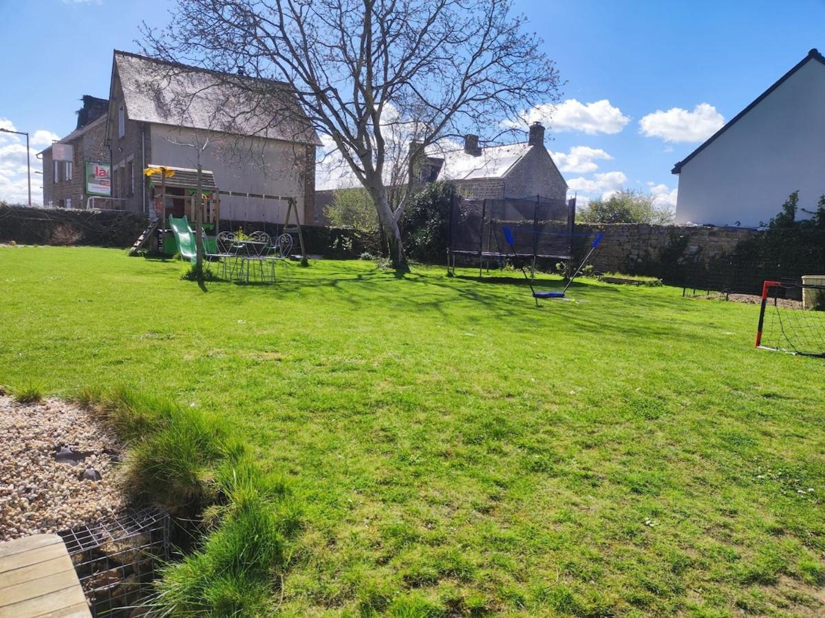 Grande Maison Familiale Avec Piscine Saint-Ouen-des-Alleux Exterior foto