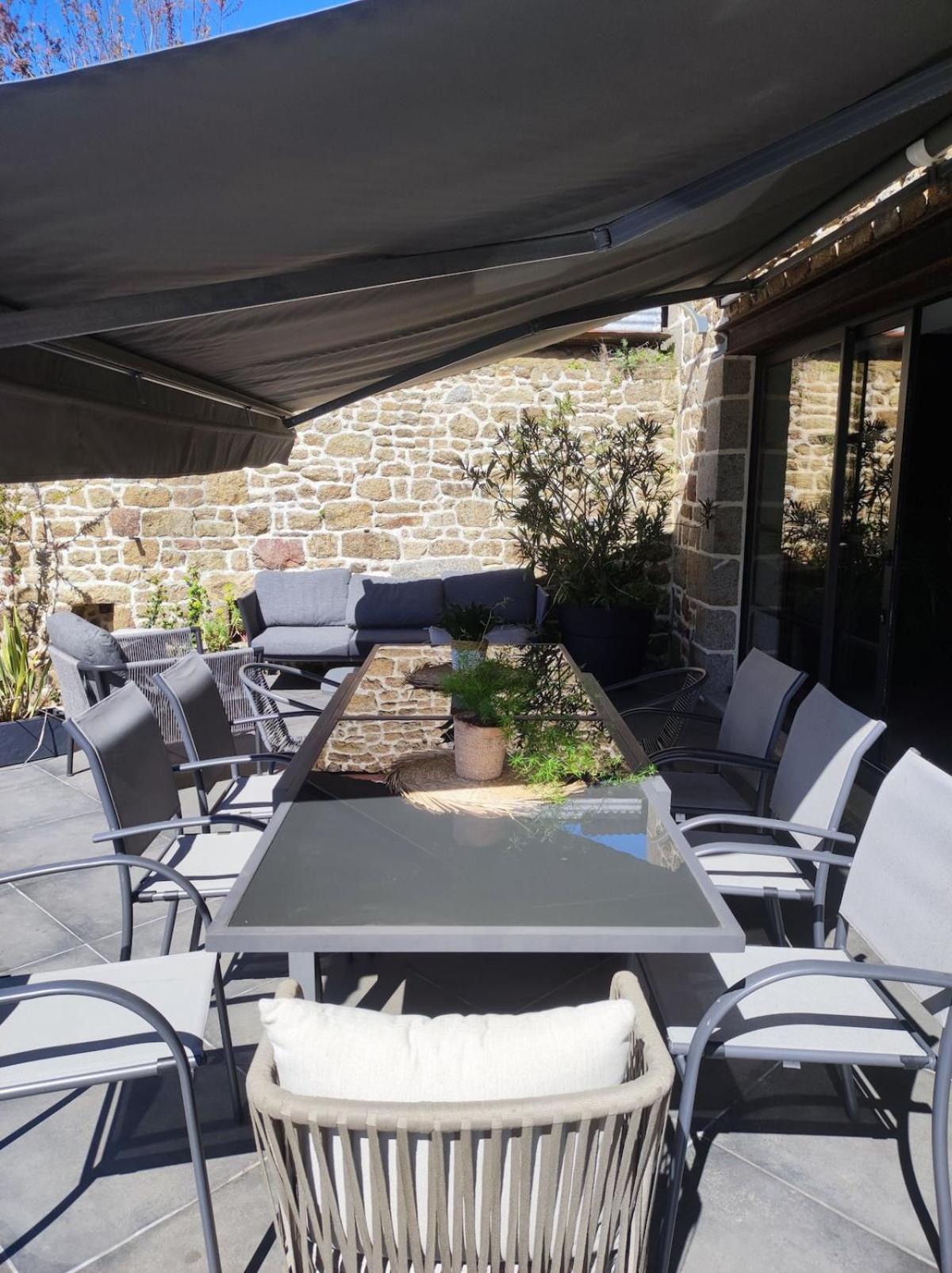 Grande Maison Familiale Avec Piscine Saint-Ouen-des-Alleux Exterior foto
